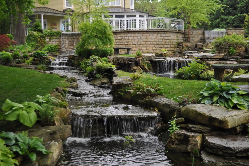 paysagiste-LE MUY-min_landscaping-rock-louisville-ky-traditional-landscape-and-boulders-brick-wall-bushes-grass-koi-law